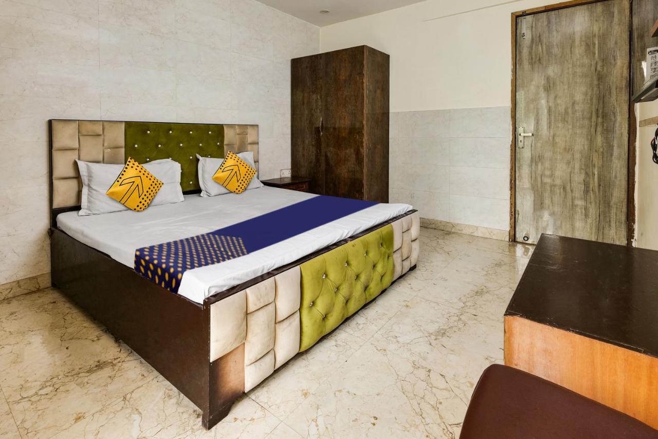 Oyo Flagship 81486 Hotel Mahalaxmi Guesthouse Нью-Дели Экстерьер фото